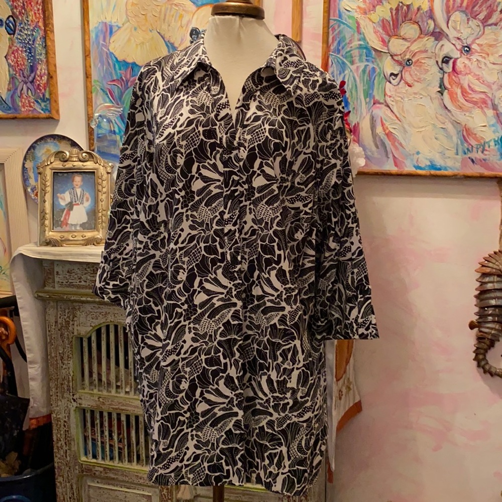 22W B/W 3/4 Sleeve Tunic V Neck $25